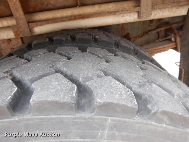 image for item DF5368 2001 Freightliner FL70  flatbed truck