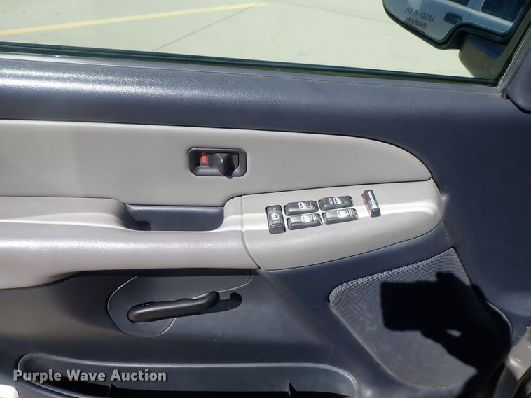 image for item DG2173 2002 Chevrolet Suburban 1500  SUV