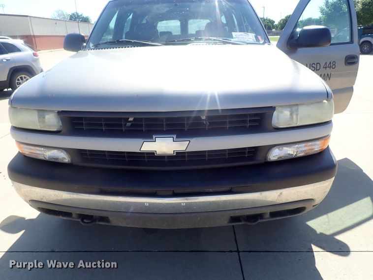 image for item DG2173 2002 Chevrolet Suburban 1500  SUV