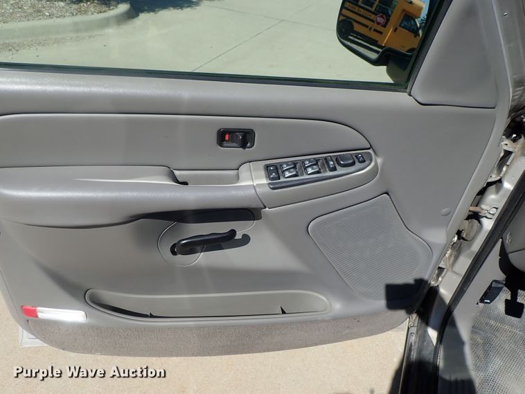 image for item DG2174 2004 Chevrolet Suburban 1500  SUV