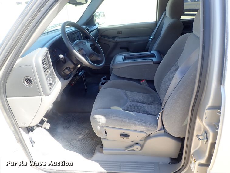 image for item DG2174 2004 Chevrolet Suburban 1500  SUV