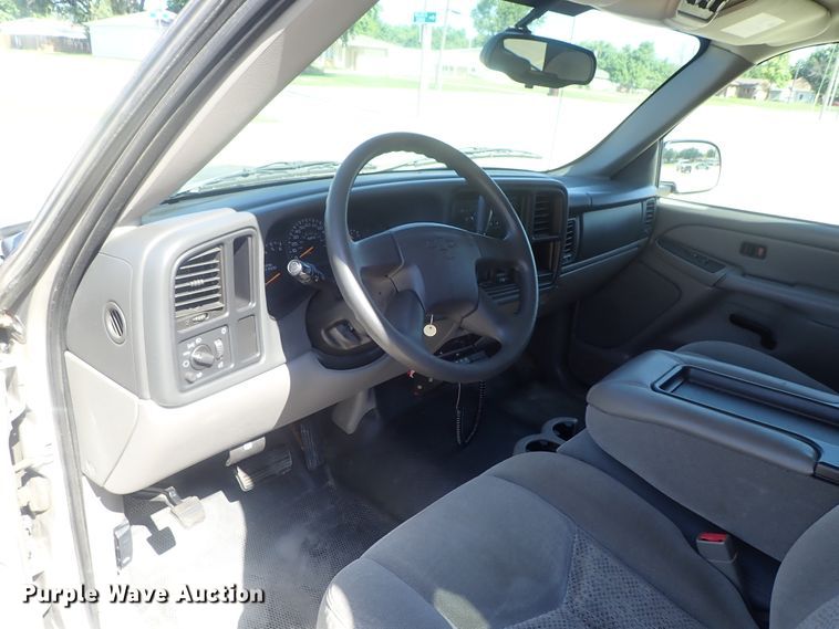 image for item DG2174 2004 Chevrolet Suburban 1500  SUV