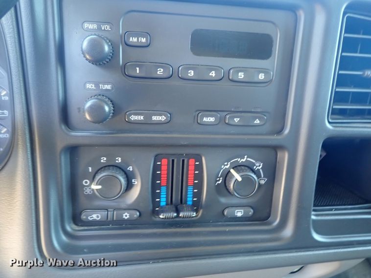 image for item DG2174 2004 Chevrolet Suburban 1500  SUV