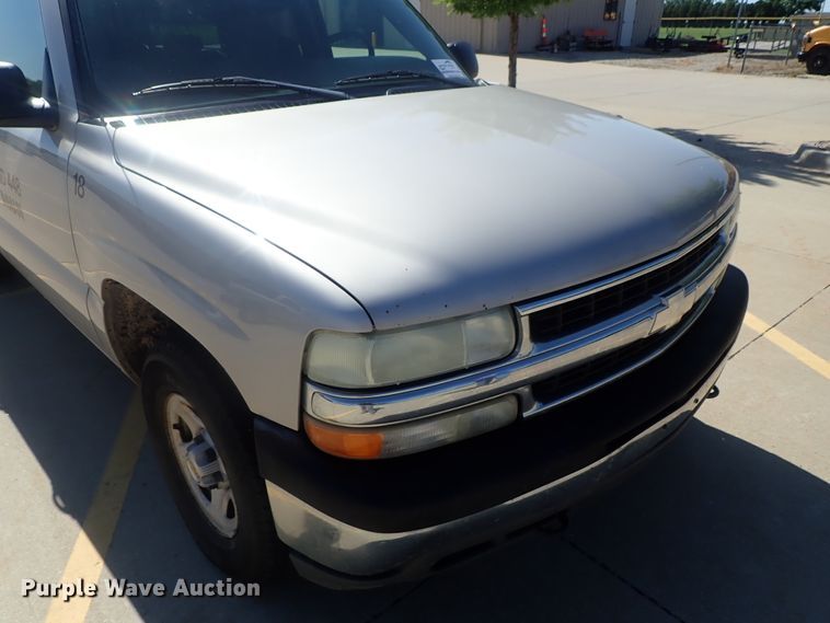 image for item DG2174 2004 Chevrolet Suburban 1500  SUV