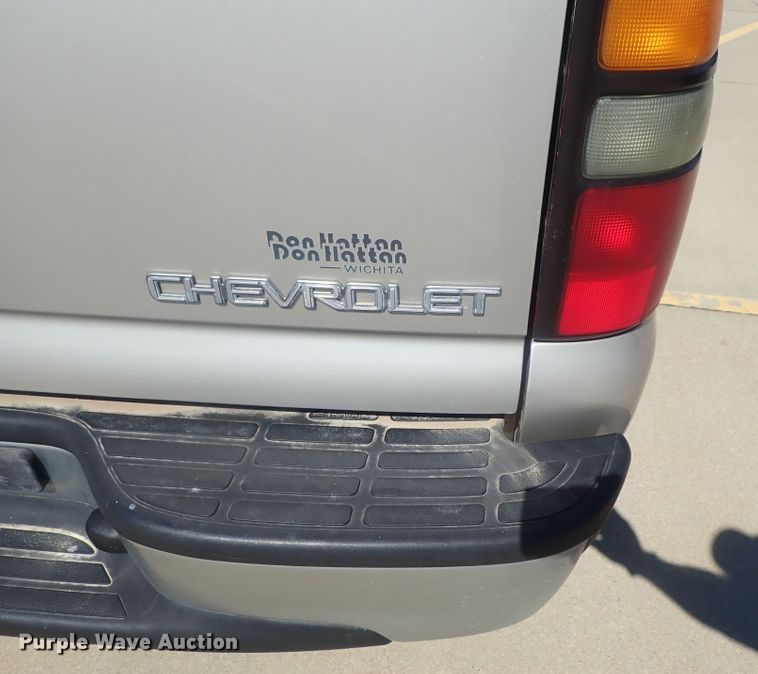 image for item DG2174 2004 Chevrolet Suburban 1500  SUV