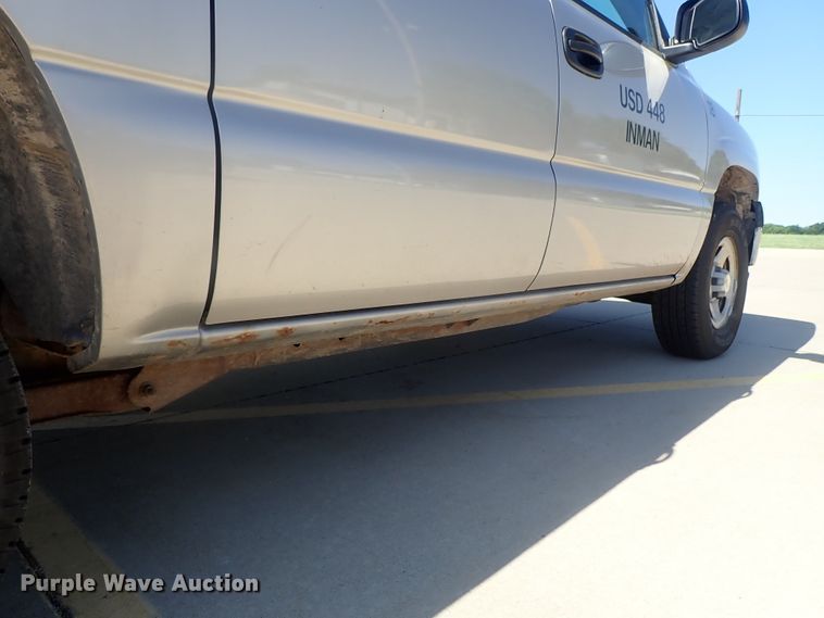 image for item DG2174 2004 Chevrolet Suburban 1500  SUV