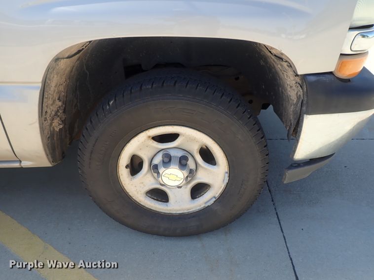 image for item DG2174 2004 Chevrolet Suburban 1500  SUV