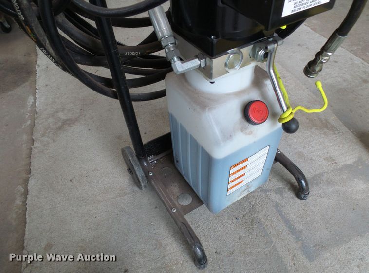 image for item DG5697 Maxjax Mfg. automotive lift