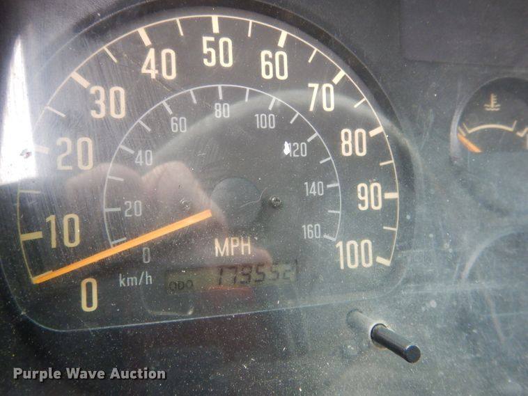 image for item DG5976 2002 GMC W4500  flatbed truck