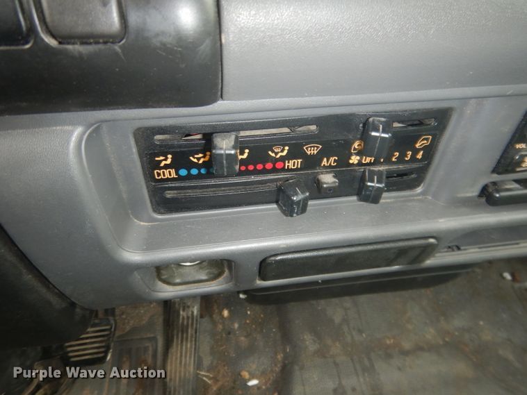 image for item DG5976 2002 GMC W4500  flatbed truck