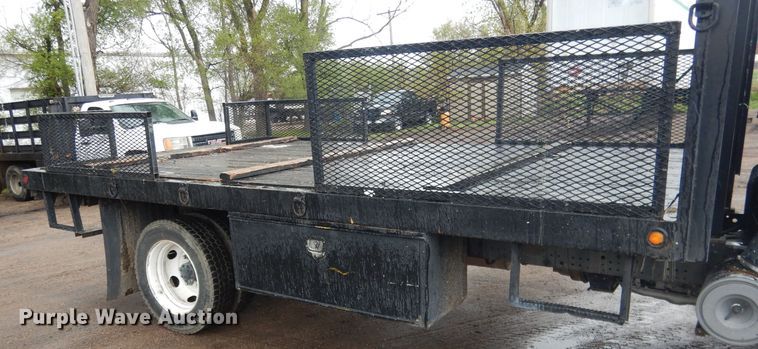 image for item DG5976 2002 GMC W4500  flatbed truck