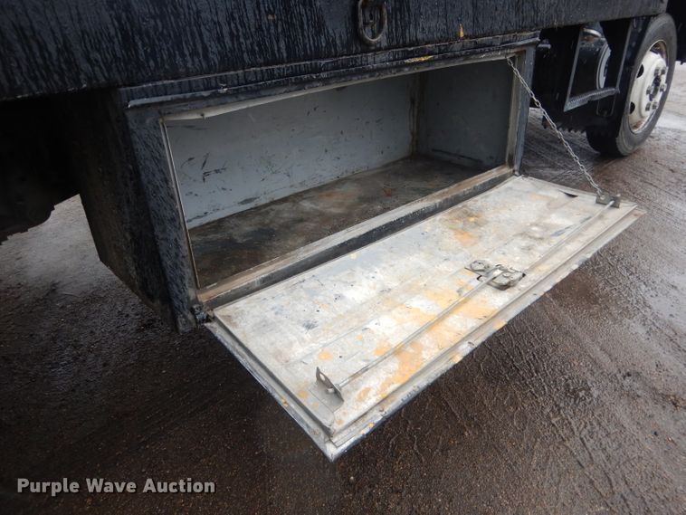 image for item DG5976 2002 GMC W4500  flatbed truck