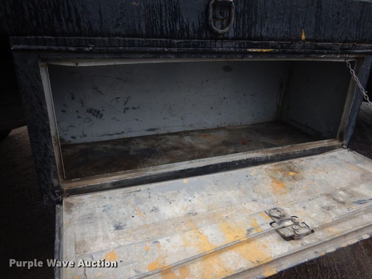 image for item DG5976 2002 GMC W4500  flatbed truck