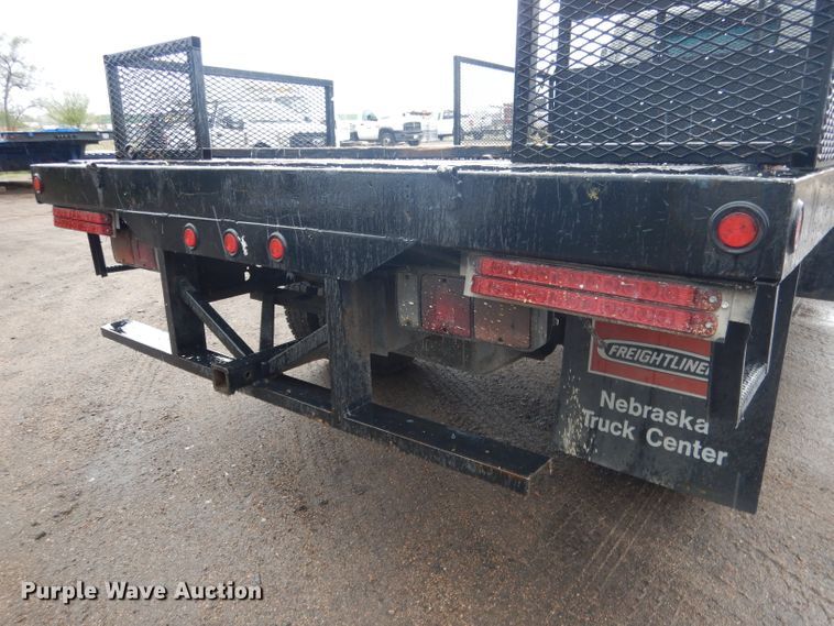 image for item DG5976 2002 GMC W4500  flatbed truck