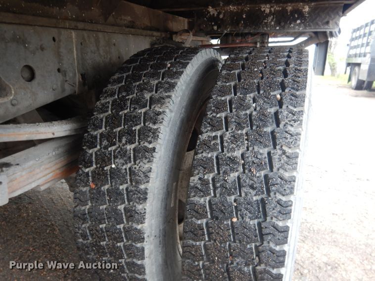 image for item DG5976 2002 GMC W4500  flatbed truck