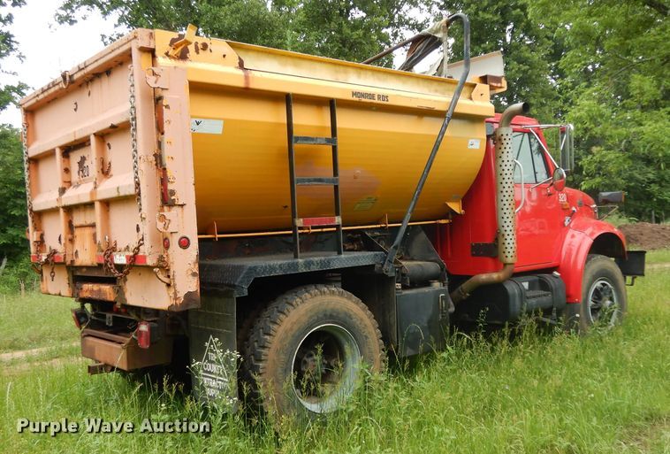 image for item DG6787 1998 International 4900  dump truck