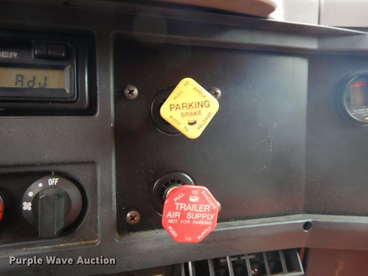 image for item DG6787 1998 International 4900  dump truck