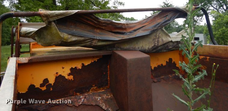 image for item DG6787 1998 International 4900  dump truck