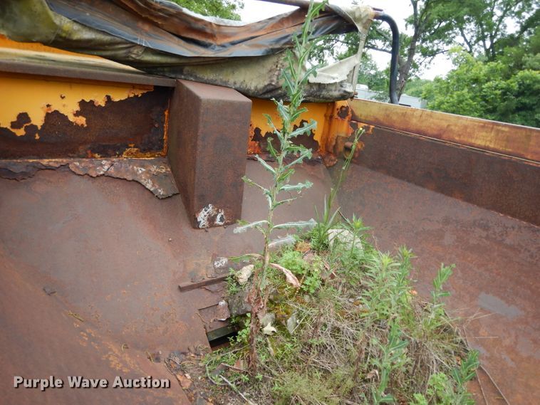 image for item DG6787 1998 International 4900  dump truck