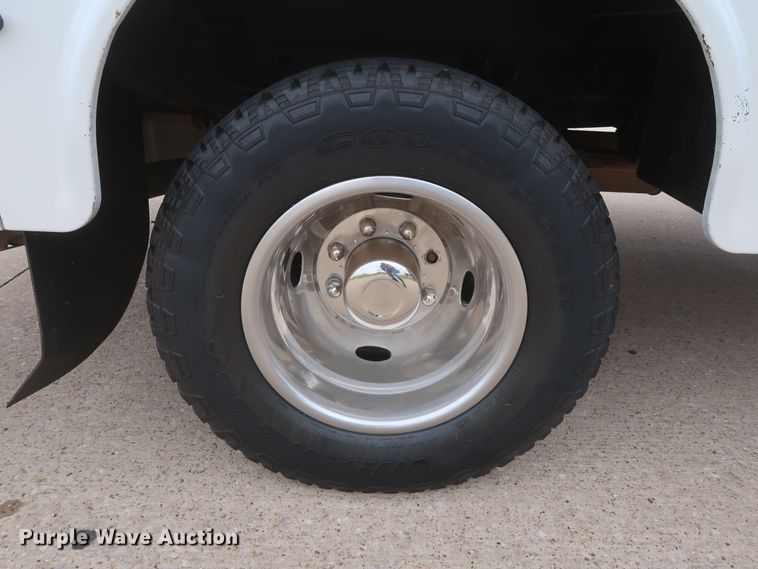 image for item DH0898 2010 Ford F350 Super Duty Lariat  Crew Cab utility bed pickup truck