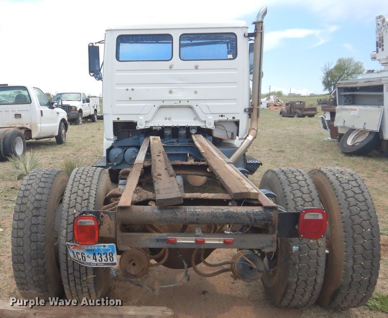 image for item DI0114 1992 Freightliner FL80  truck cab and chassis