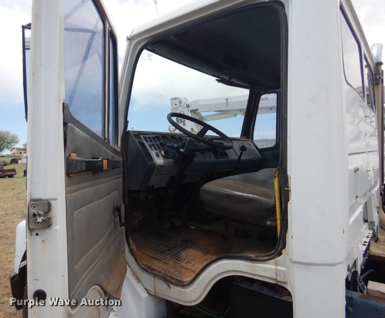 image for item DI0114 1992 Freightliner FL80  truck cab and chassis