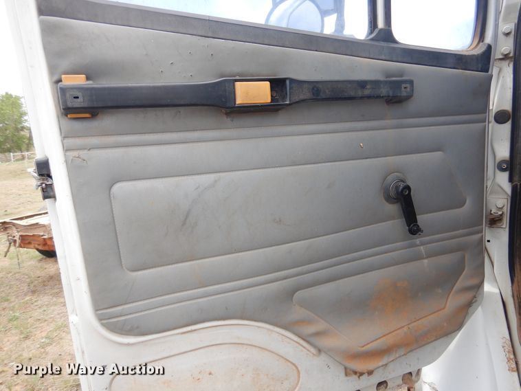 image for item DI0114 1992 Freightliner FL80  truck cab and chassis