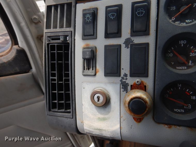 image for item DI0114 1992 Freightliner FL80  truck cab and chassis