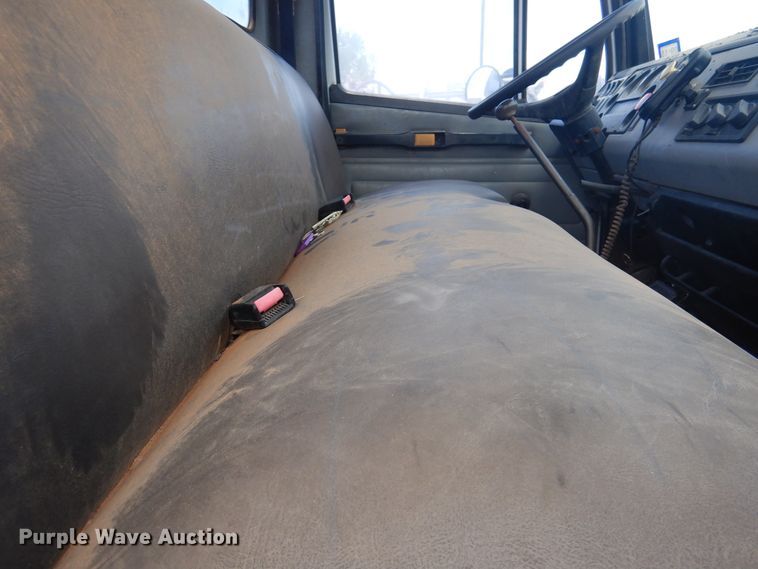 image for item DI0114 1992 Freightliner FL80  truck cab and chassis