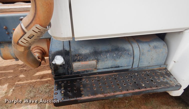 image for item DI0114 1992 Freightliner FL80  truck cab and chassis