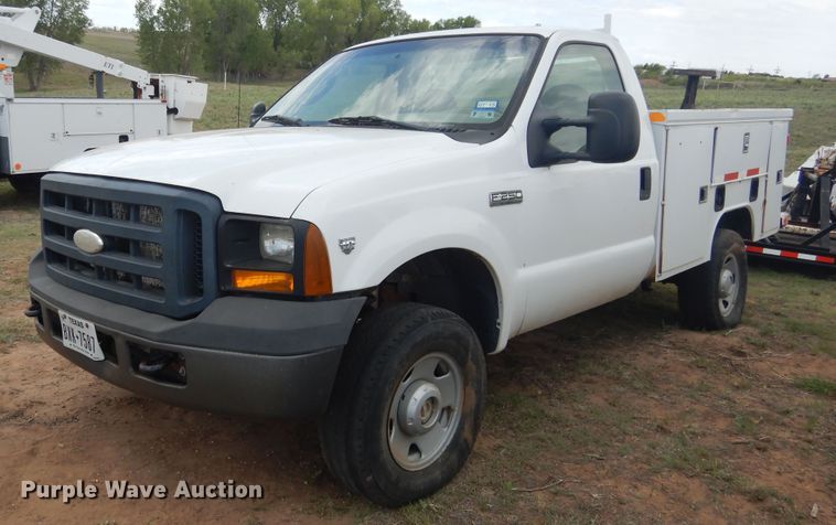 image for item DI0136 2006 Ford F250 Super Duty  utility bed pickup truck