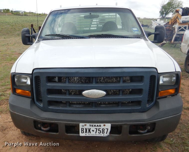 image for item DI0136 2006 Ford F250 Super Duty  utility bed pickup truck