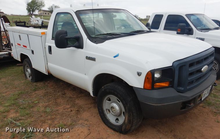 image for item DI0136 2006 Ford F250 Super Duty  utility bed pickup truck