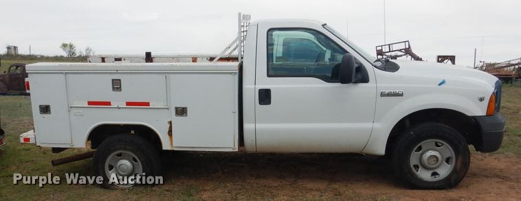 image for item DI0136 2006 Ford F250 Super Duty  utility bed pickup truck