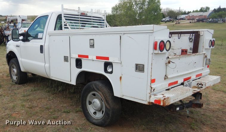 image for item DI0136 2006 Ford F250 Super Duty  utility bed pickup truck