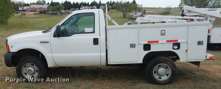 image for item DI0136 2006 Ford F250 Super Duty  utility bed pickup truck