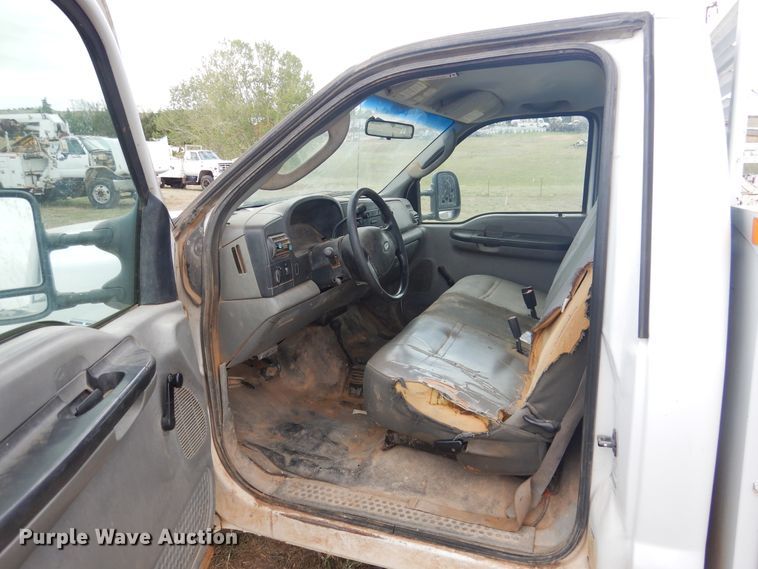 image for item DI0136 2006 Ford F250 Super Duty  utility bed pickup truck