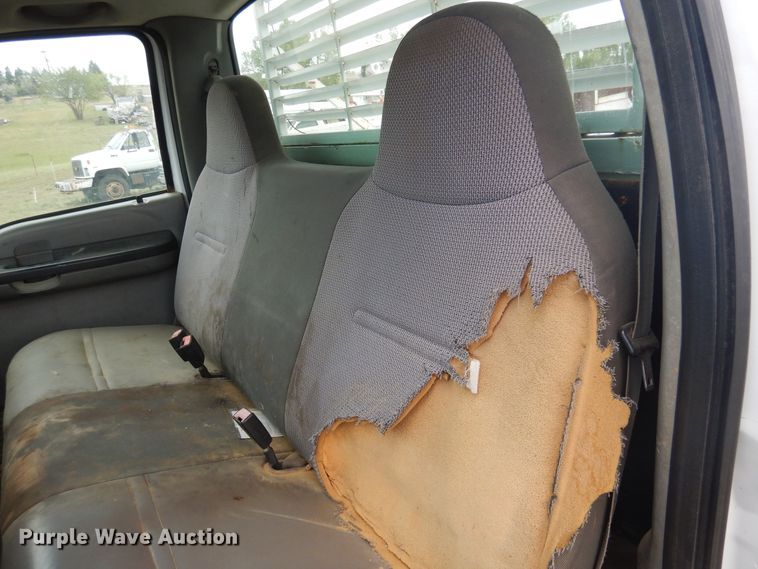 image for item DI0136 2006 Ford F250 Super Duty  utility bed pickup truck