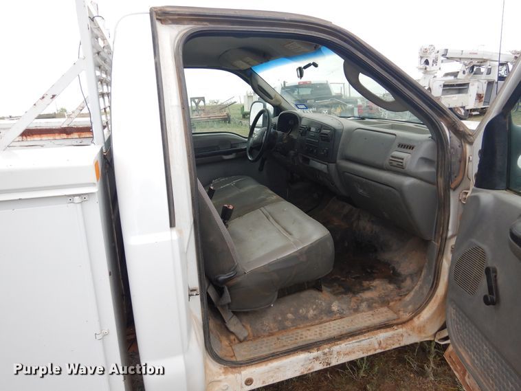 image for item DI0136 2006 Ford F250 Super Duty  utility bed pickup truck