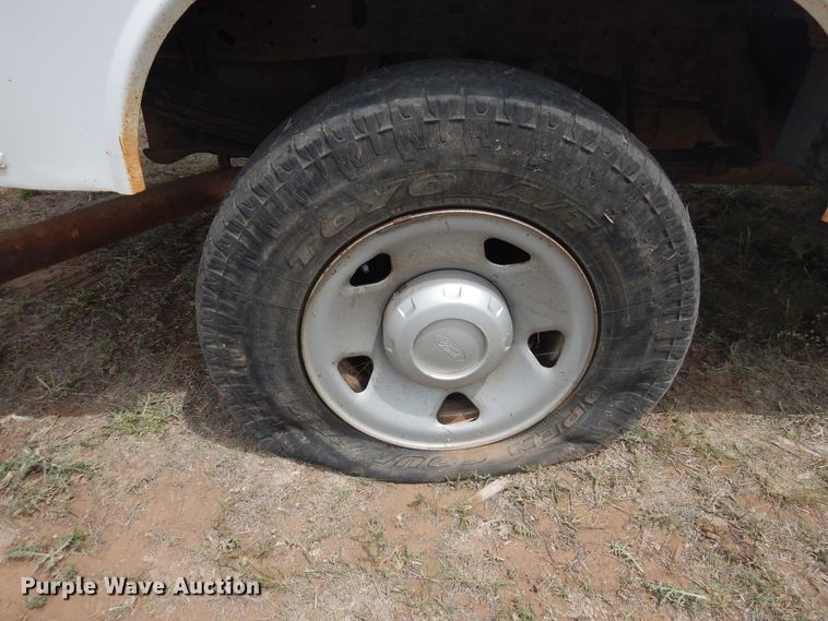 image for item DI0136 2006 Ford F250 Super Duty  utility bed pickup truck