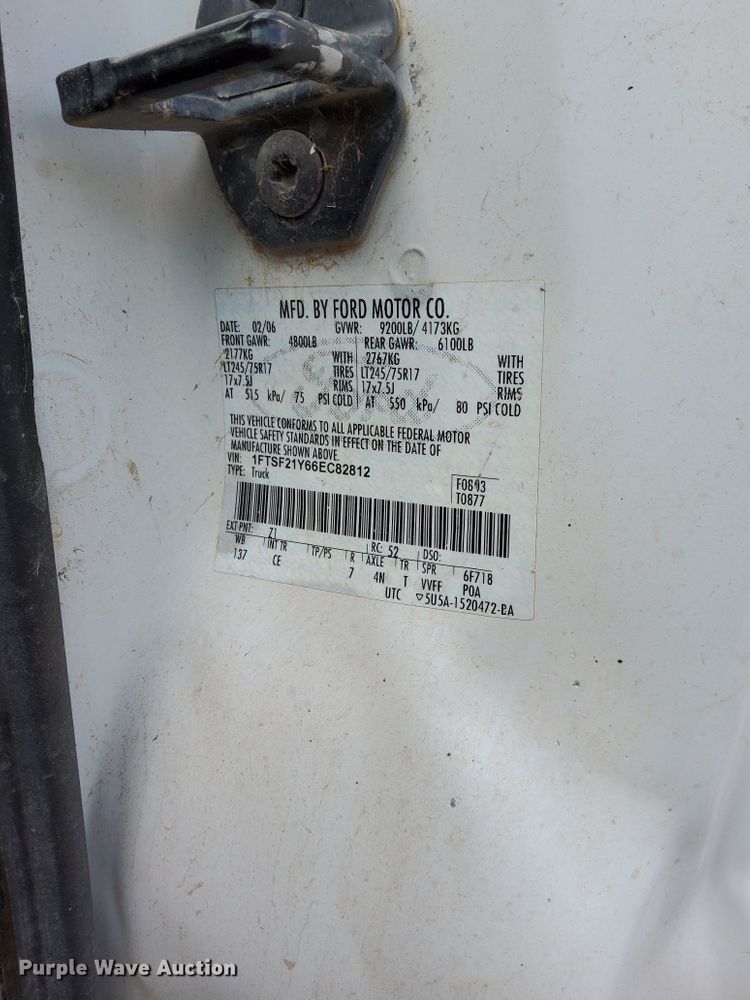 image for item DI0136 2006 Ford F250 Super Duty  utility bed pickup truck