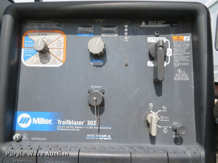 image for item DI2229 2003 Freightliner FL70  service truck