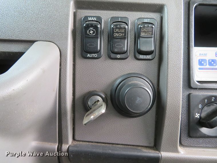 image for item DI2230 2011 Peterbilt 337  delivery truck