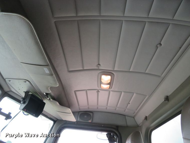 image for item DI2230 2011 Peterbilt 337  delivery truck