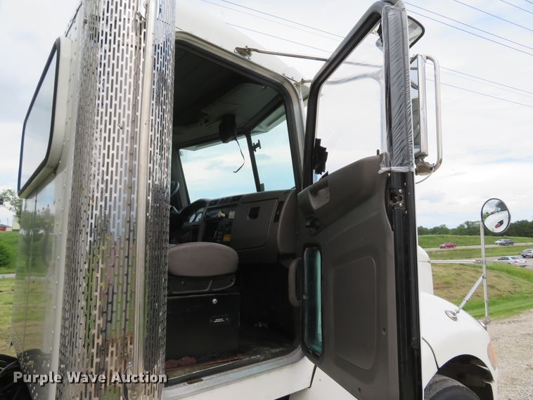 image for item DI2230 2011 Peterbilt 337  delivery truck