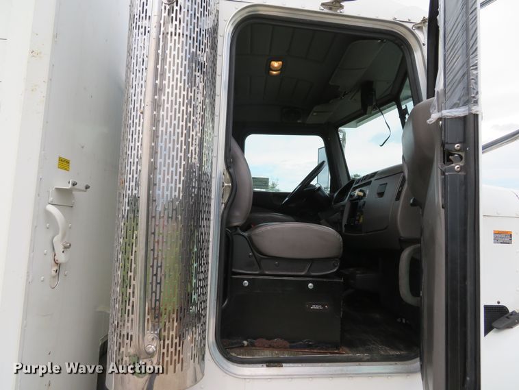 image for item DI2230 2011 Peterbilt 337  delivery truck