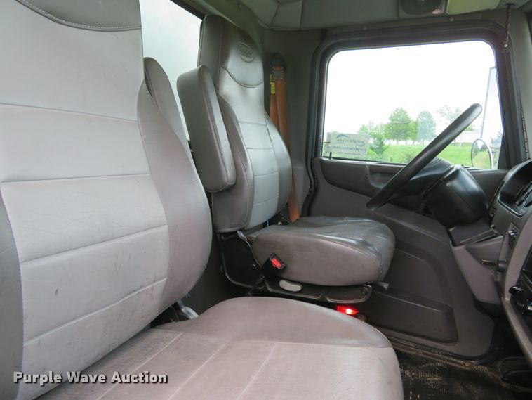 image for item DI2230 2011 Peterbilt 337  delivery truck