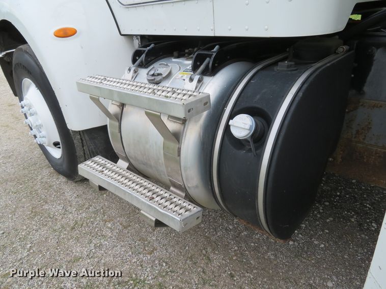 image for item DI2230 2011 Peterbilt 337  delivery truck