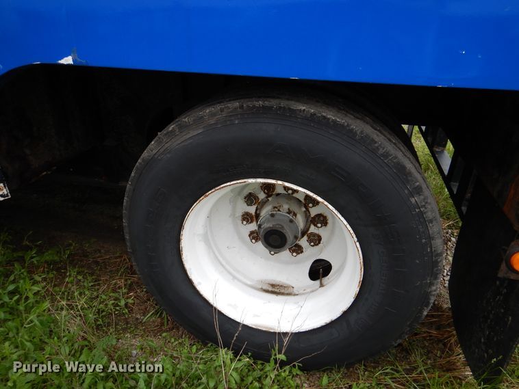 image for item EK9232 2002 Clark refrigerated van trailer