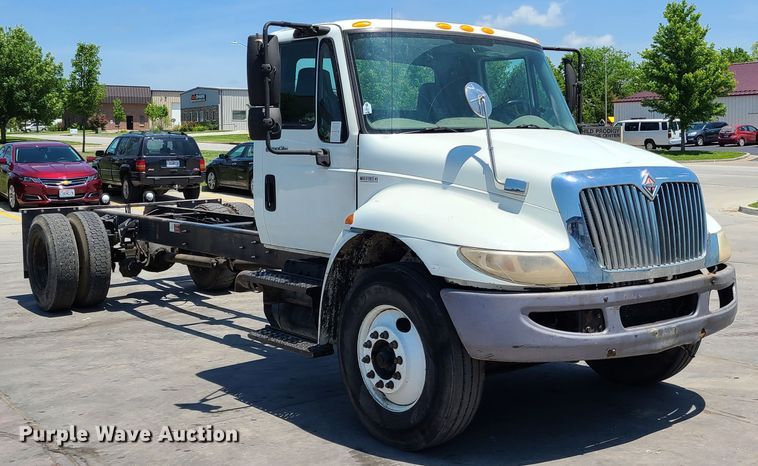 image for item EL9819 2010 International DuraStar 4300  truck cab and chassis